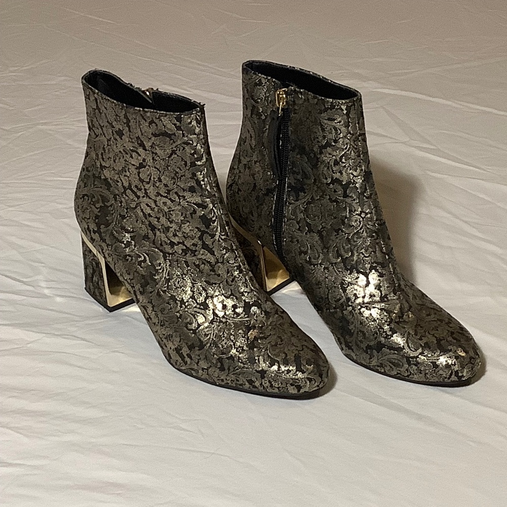 DKNY, Size 8.5M, Black & Gold